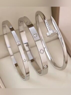 3 ps Elegant Silver-Tone Bangle Bracelet Set. Stainless Steel Stackable Bracelet